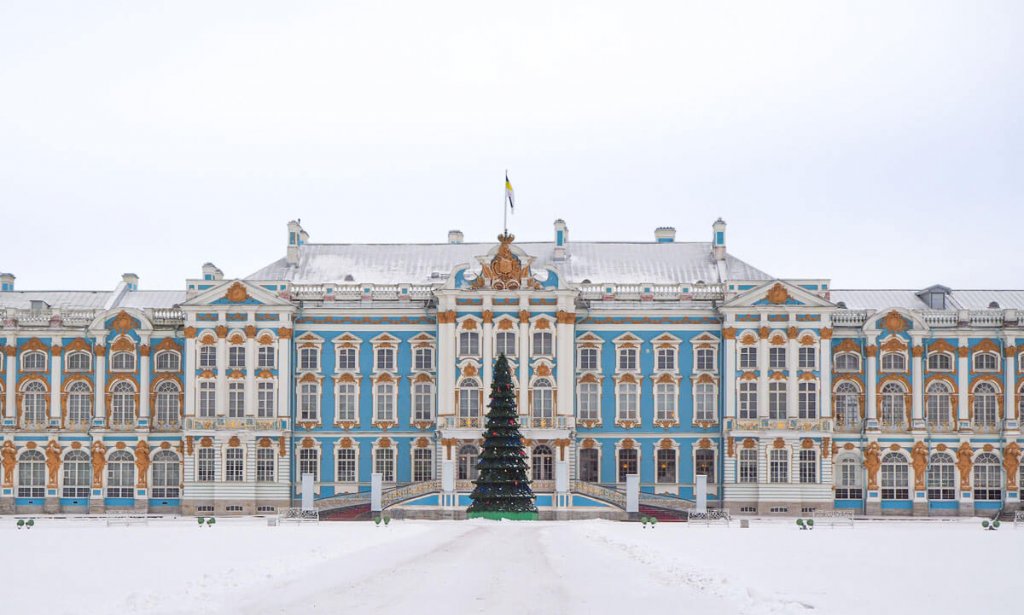 Sapin devant le palais de Catherine à Pushkin