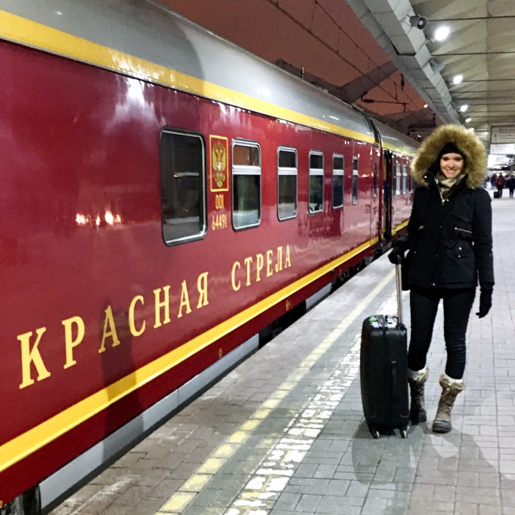 Le train red Arrow à quai: train de nuit de Saint-Pétersbourg à Moscou