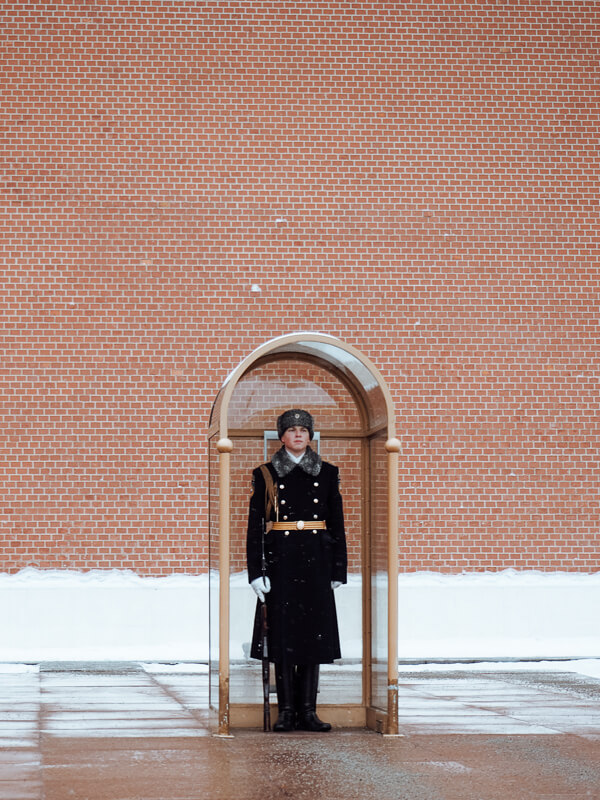 Un garde sur la place rouge de Moscou en hiver