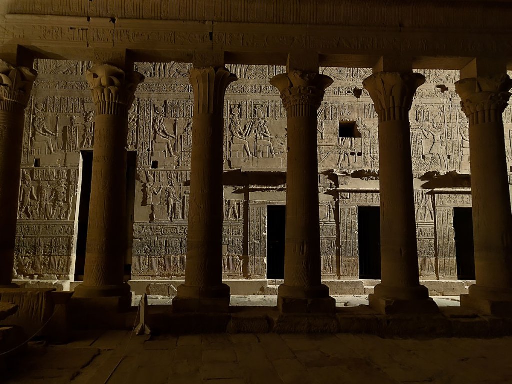les colonnes du temple de philae de nuit