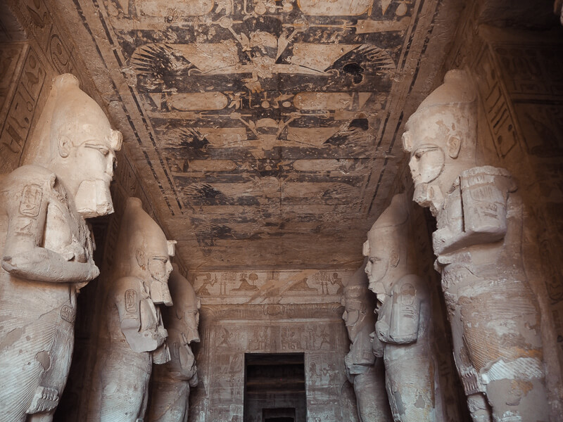 statues à l'intérieur du temple d'Abou Simbel 
