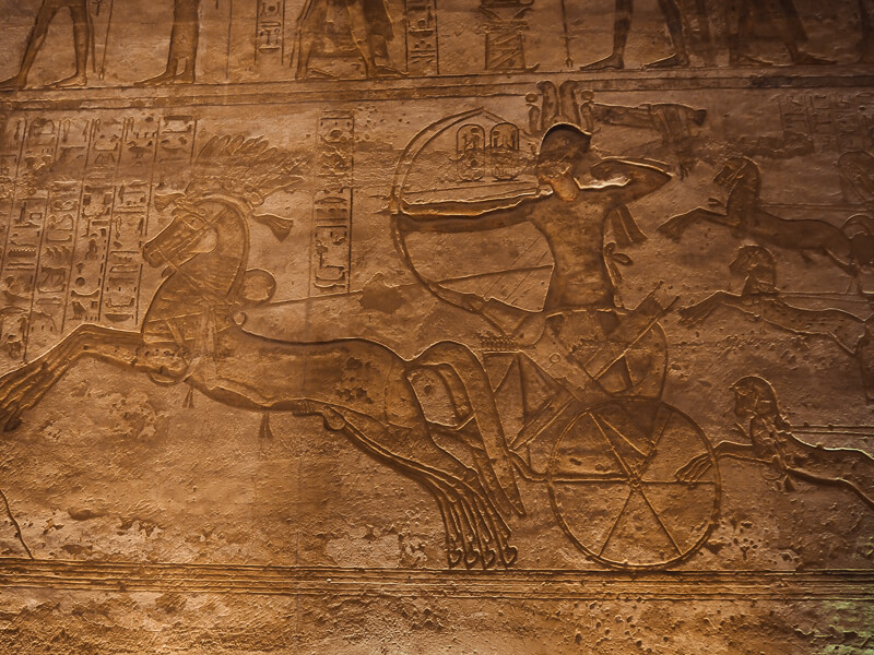 reliefs à l'intérieur du temple d'Abou Simbel 