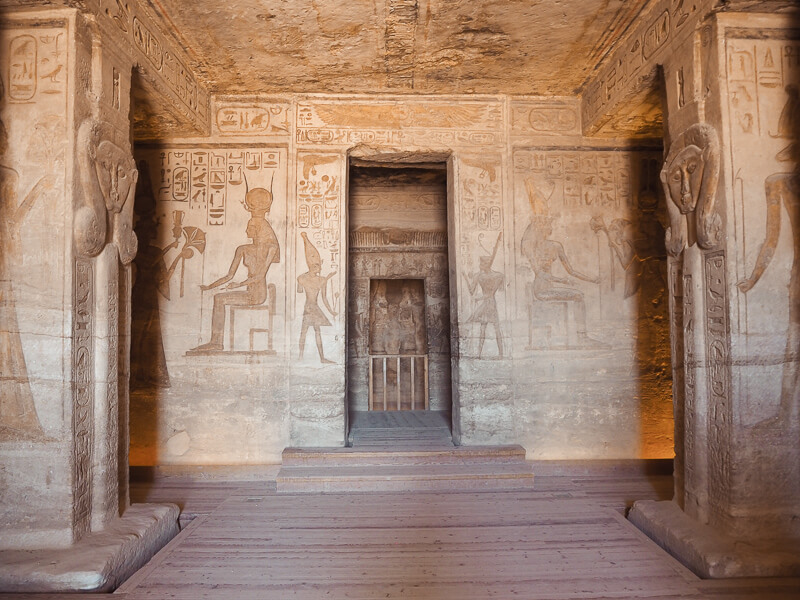 intérieur du temple d'Hathor et de la reine Néfertari