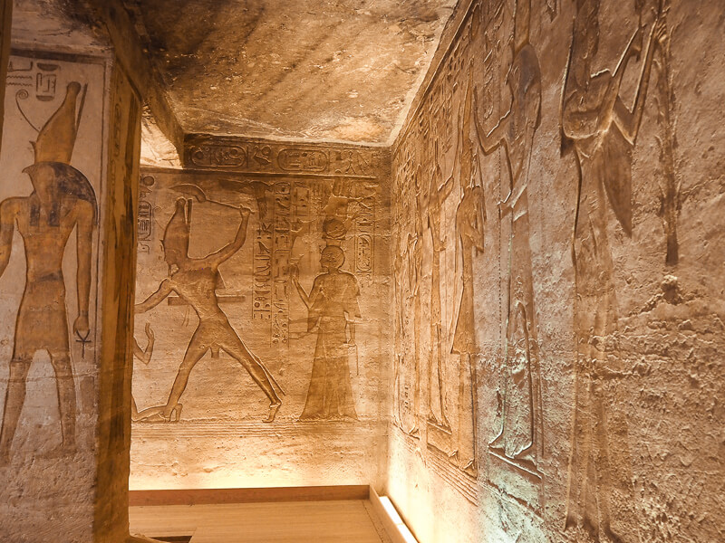 reliefs à l'intérieur du temple d'Hathor et de la reine Néfertari