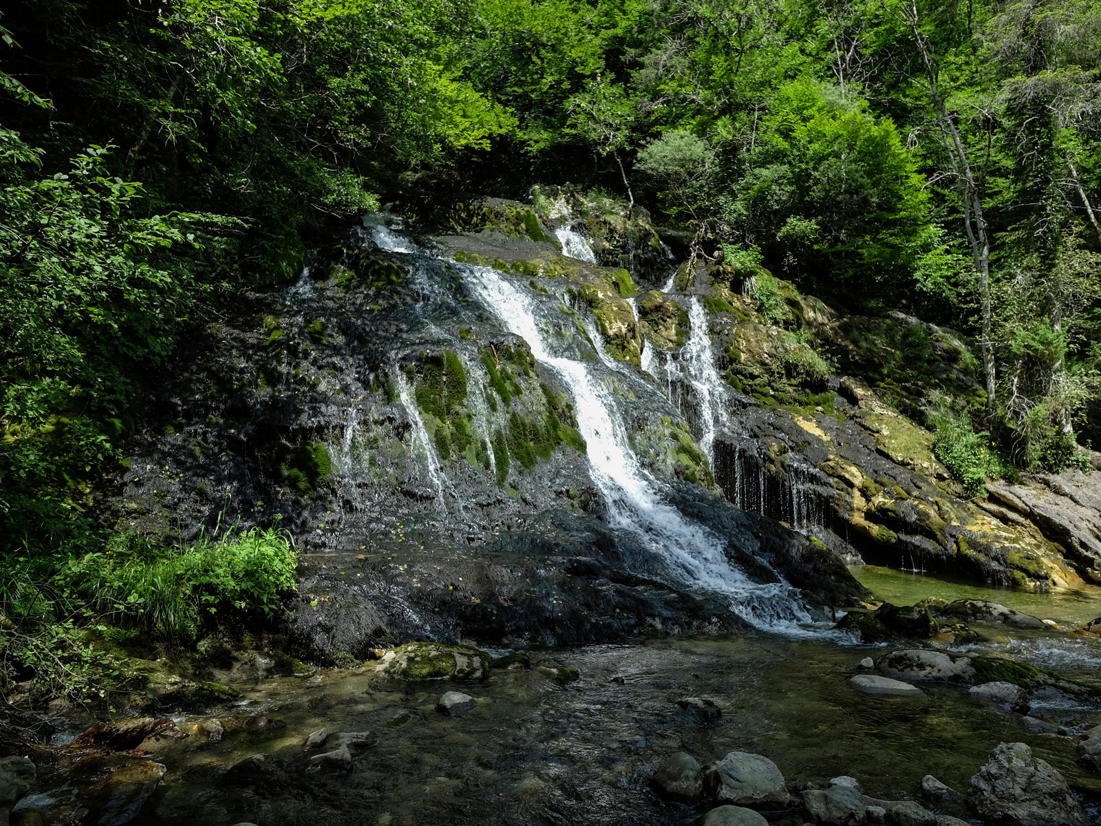 La cascade du Pissieu en été. Une alternative à la grotte et cascade de Seythenex