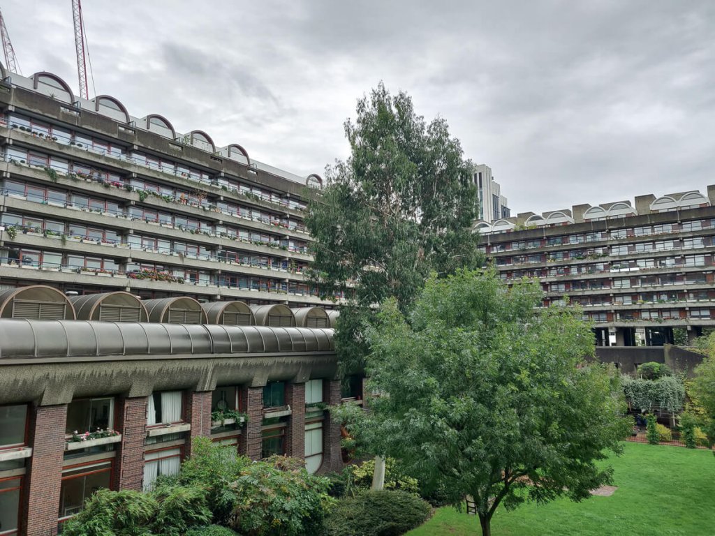 vue de l'exterieur du conservatoire du Barbican, Londres