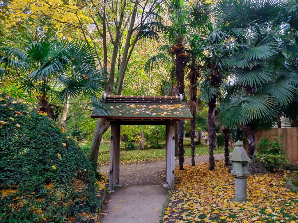 Portail de l'entrée des jardins Albert Kahn à l'automne