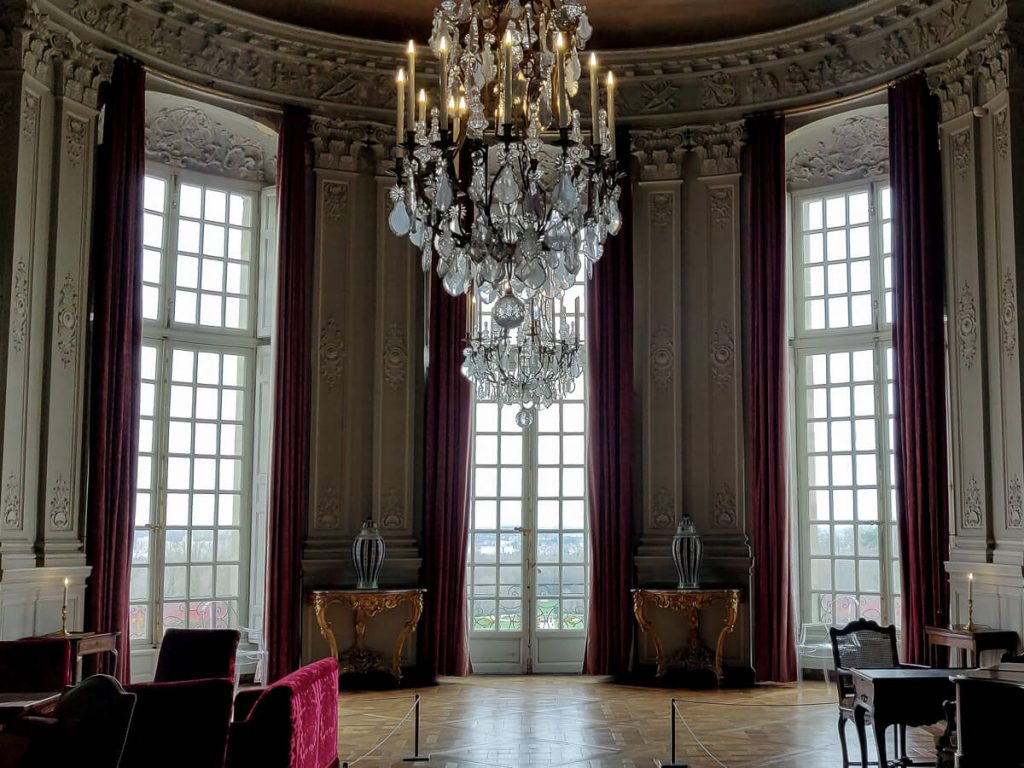 Le salon de musique du château Champs-sur-Marne à Paris