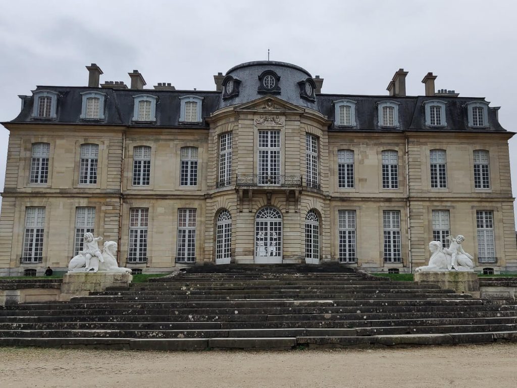 Façade du château Champs-sur-Marne à Paris 