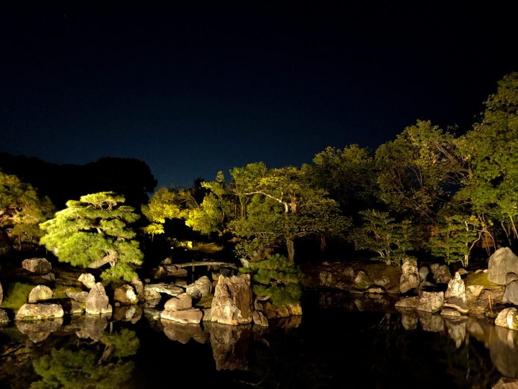 jardin Ninomaru du château Nijo Nijōjō de nuit, Kyoto