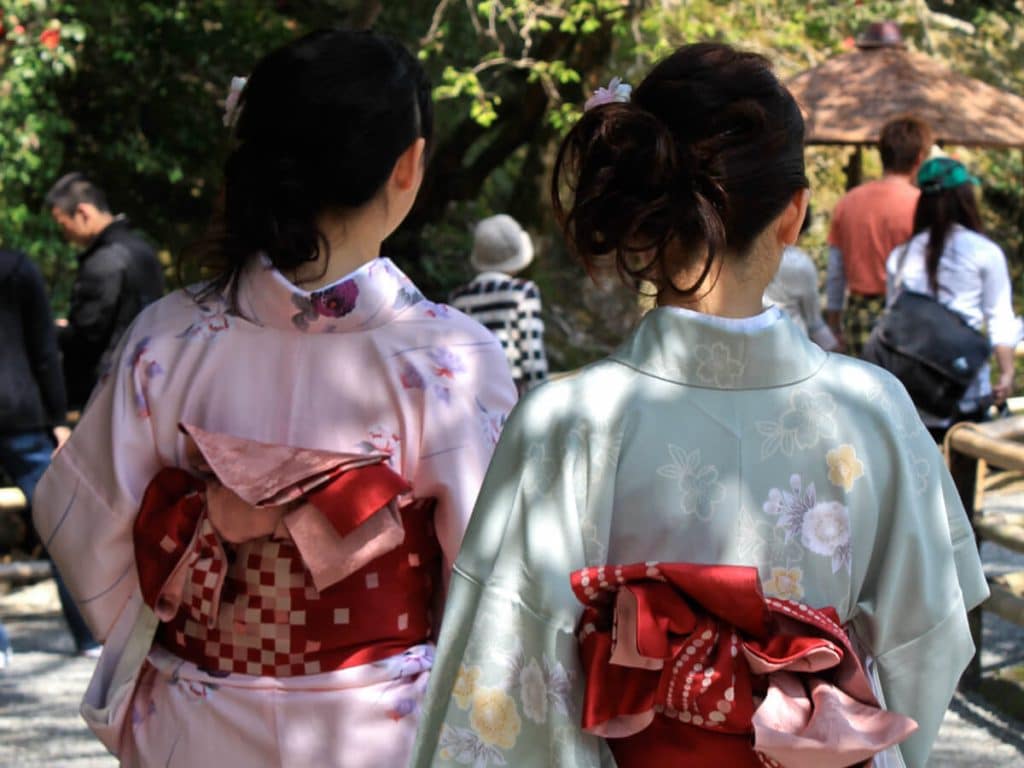 deux femmes en kimono pendant le hanami au japon dans le temple de Kinkakuji
