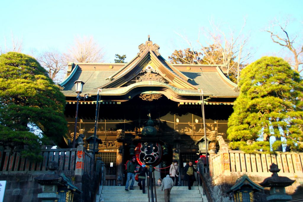 Le portail Niomon et sa grosse lanterne, temple de Narita Shinsho-ji