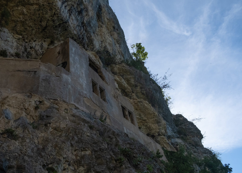 La grotte à Carret près de la cascade de la Doria