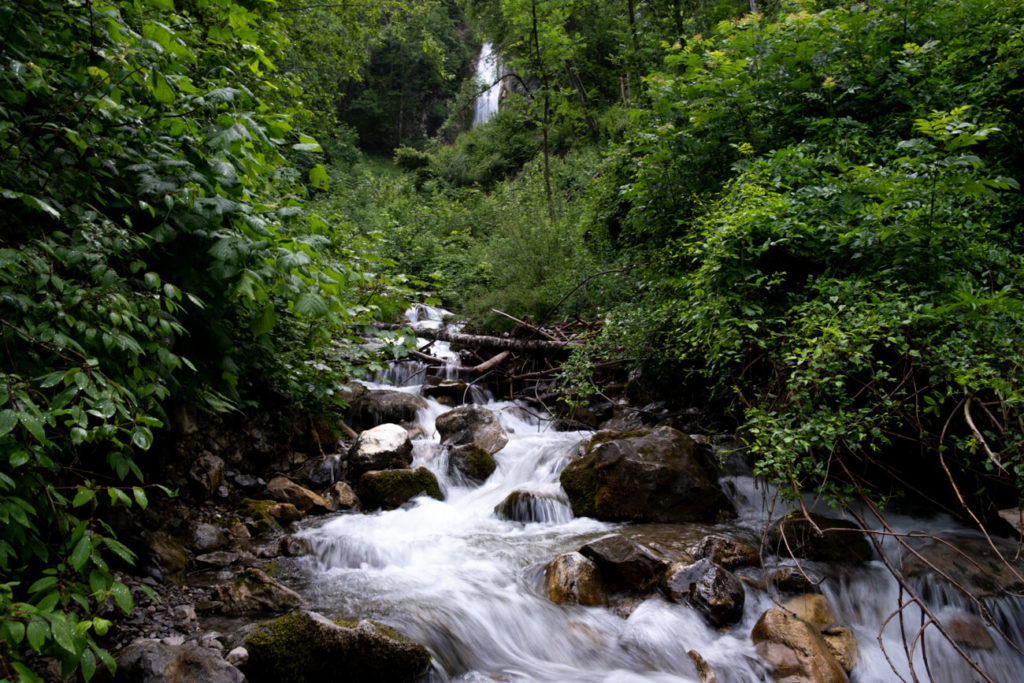 La cascade de Fontany cachée par la verdure