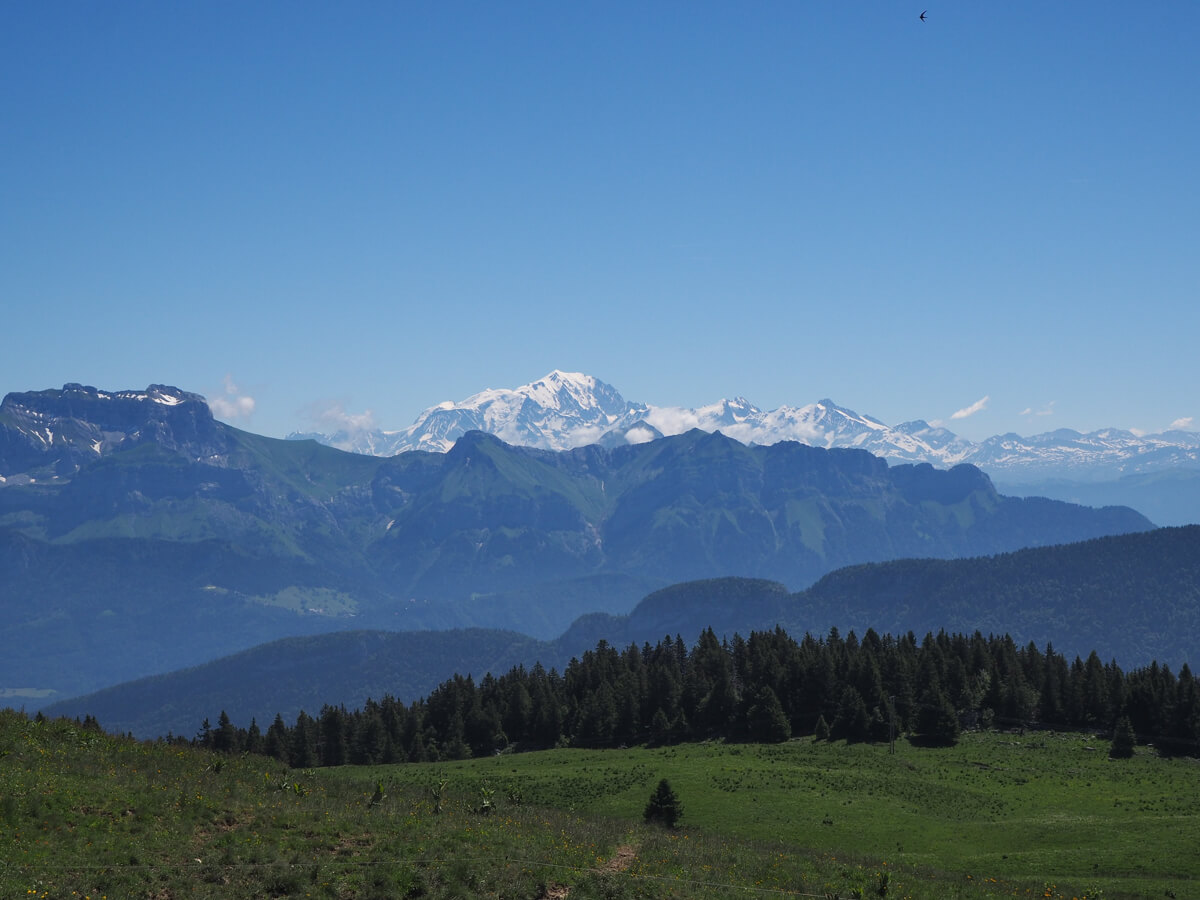 Circuit moto dans le massif des Bauges - Le Mont Blanc vu du Semnoz