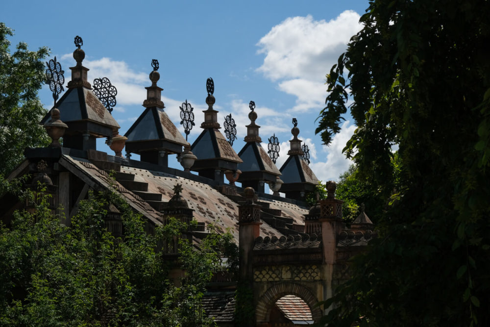 Détails ornant les toits des Jardins Secrets près d'Annecy