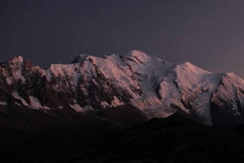 Dormir au Lac Blanc: coucher du soleil sur le massif du Mont Blanc