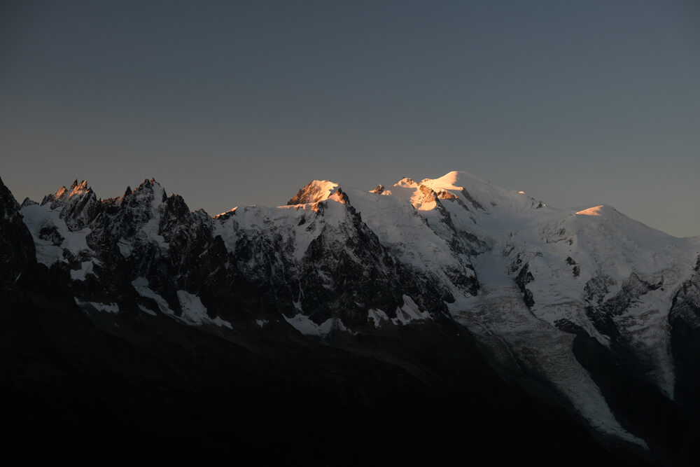 Dormir au Lac Blanc: lever du soleil sur le massif du Mont Blanc
