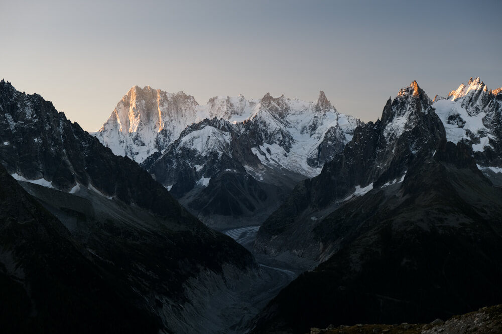 Dormir au Lac Blanc: lever du soleil sur le massif du Mont Blanc