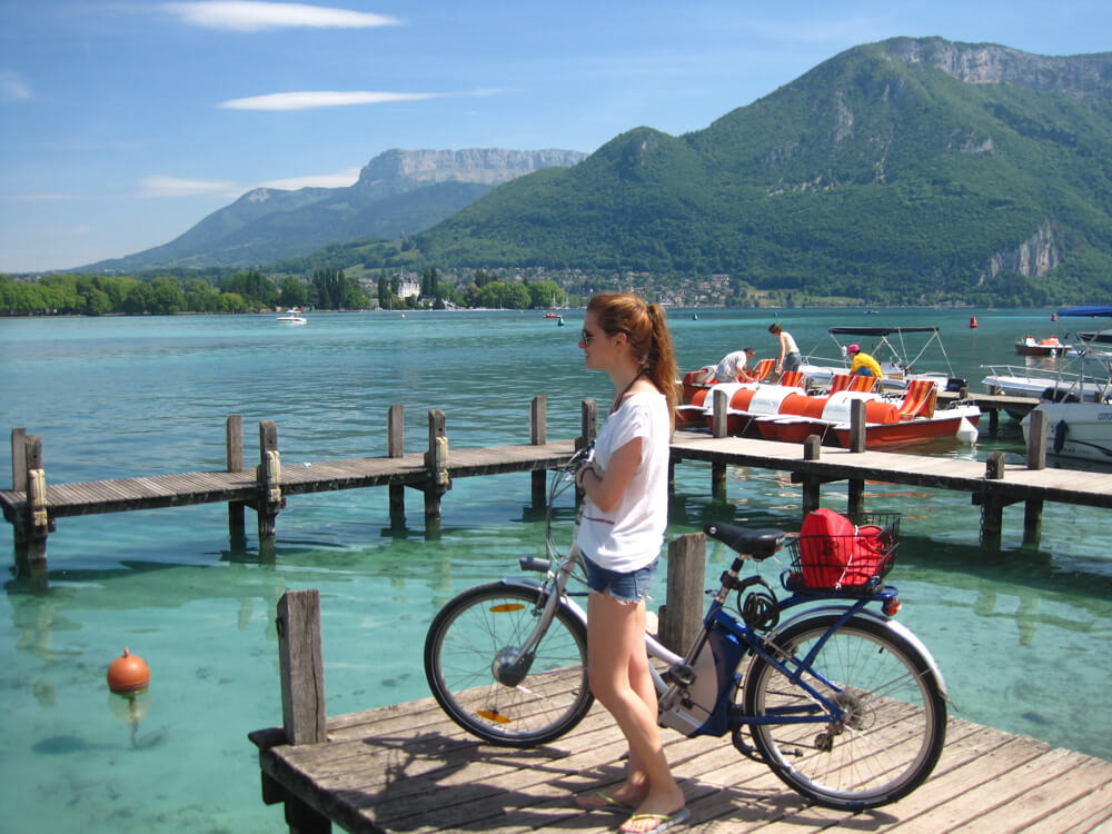 tour du lac d’Annecy à vélo: ponton à Annecy