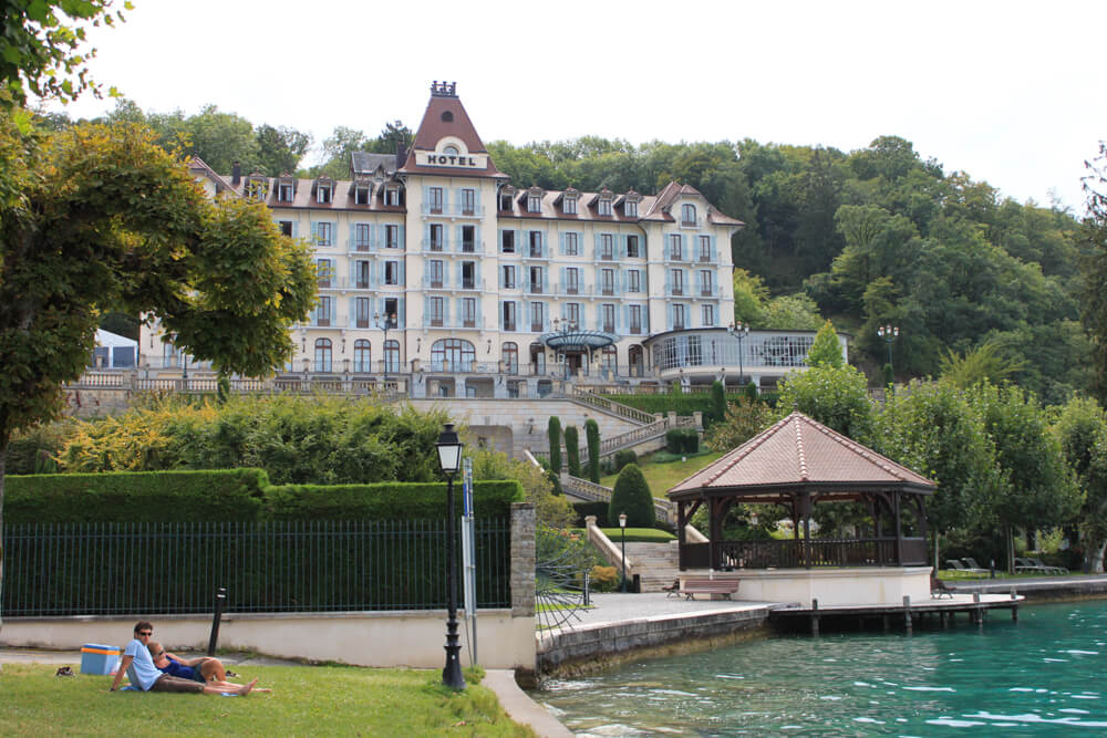 tour du lac d’Annecy à vélo: le palace de Menthon, lac d'Annecy