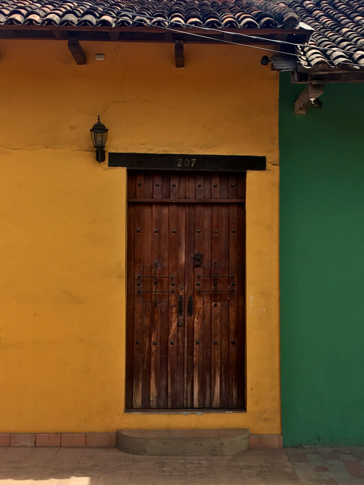 Façade jaune à Granada, Nicaragua