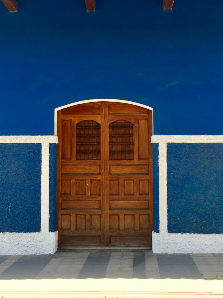 Façade bleue à Granada, Nicaragua