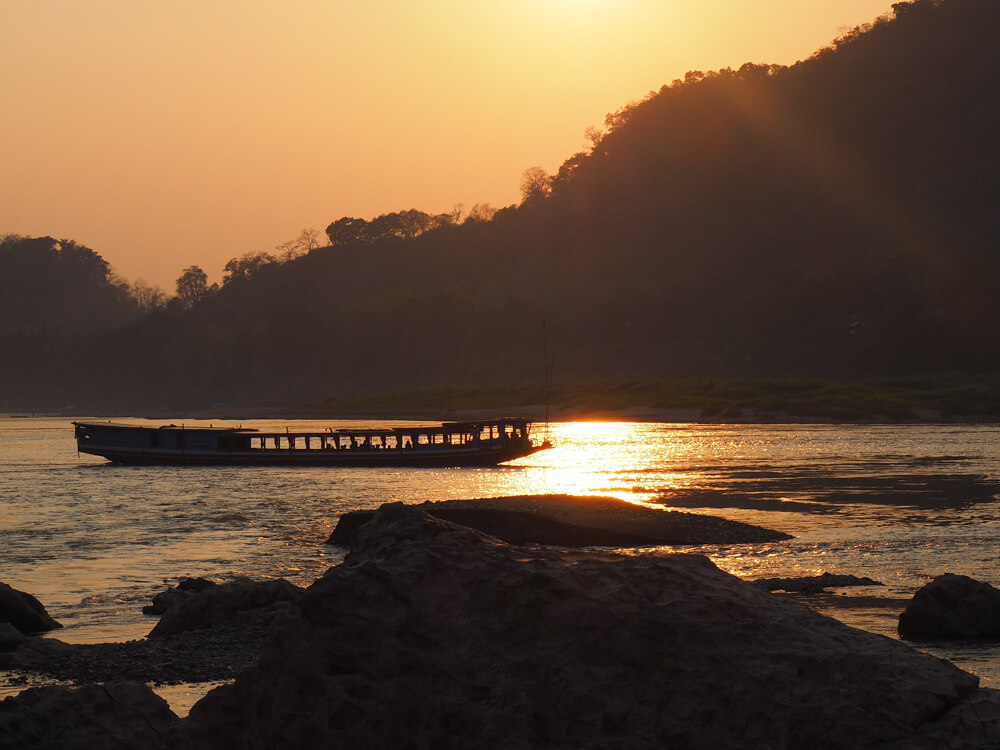 Coucher du soleil à Luang Prabang depuis la rivière Nam Kham