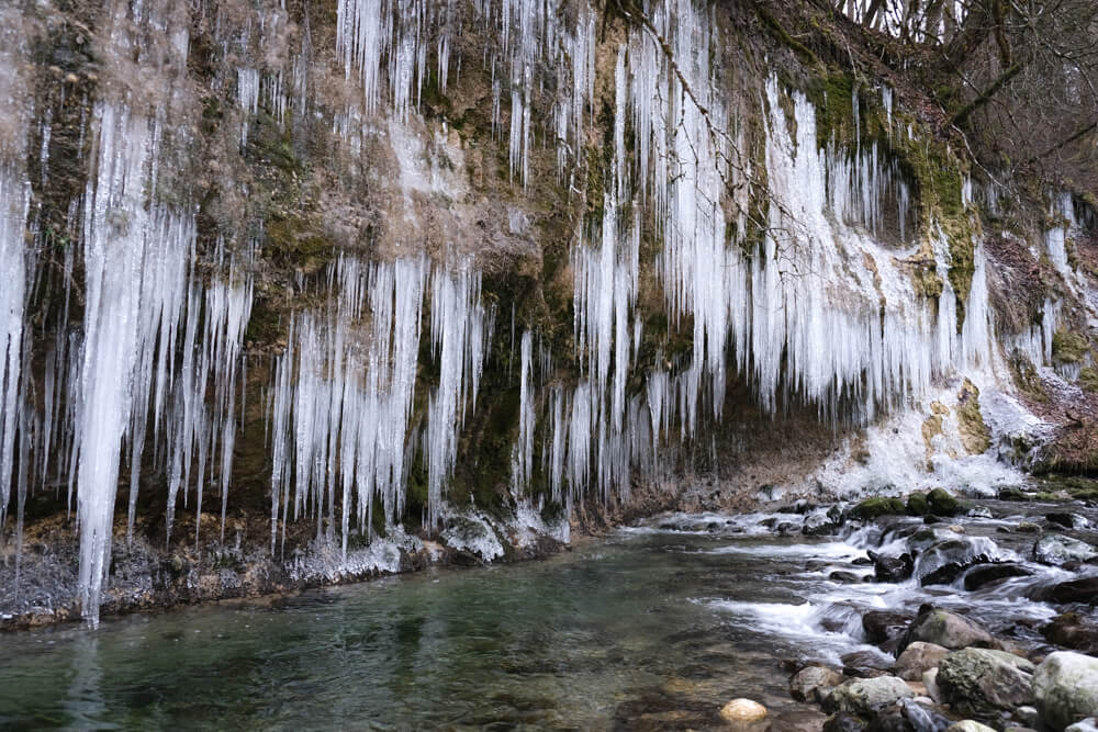 les stalactites de glaces près de la cascade du Nant d'Aillon