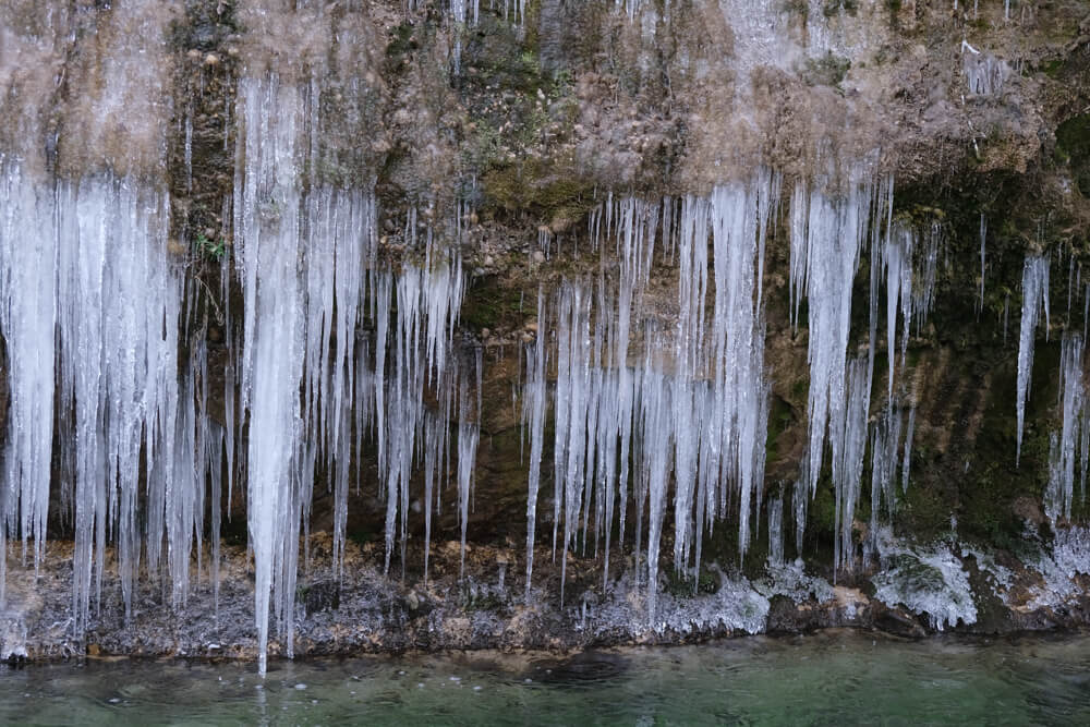 les stalactites de glaces près de la cascade du Nant d'Aillon