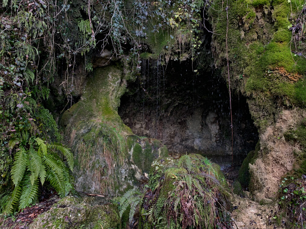 La grotte prés de la cascade de la fontaine d'argent de Songieu