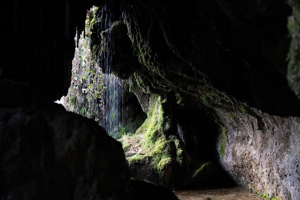 La grotte prés de la cascade de la fontaine d'argent de Songieu