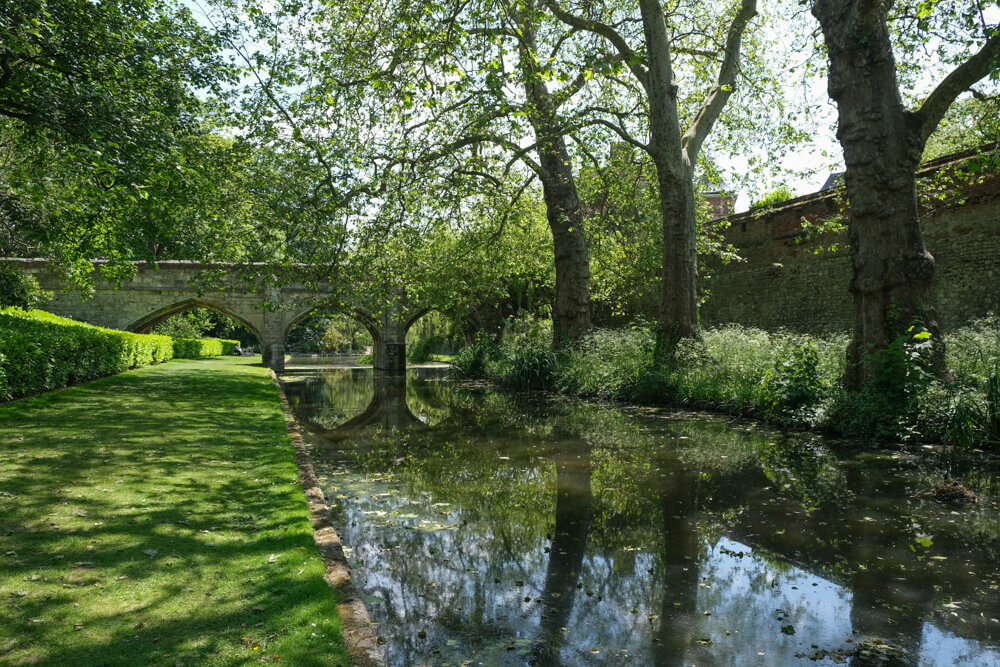 Pont médiéval dans les jardins d'Eltham Palace