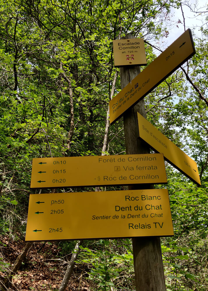 Panneaux indiquant la via ferrata Roc du Cornillon