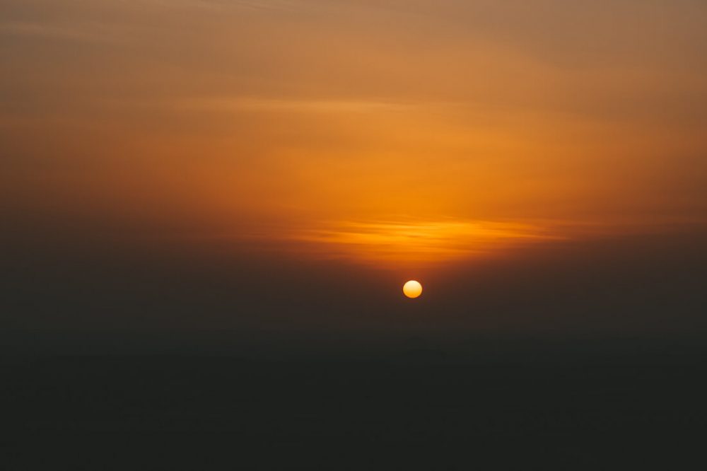Magnifique coucher de soleil orangé depuis le Bout du Monde