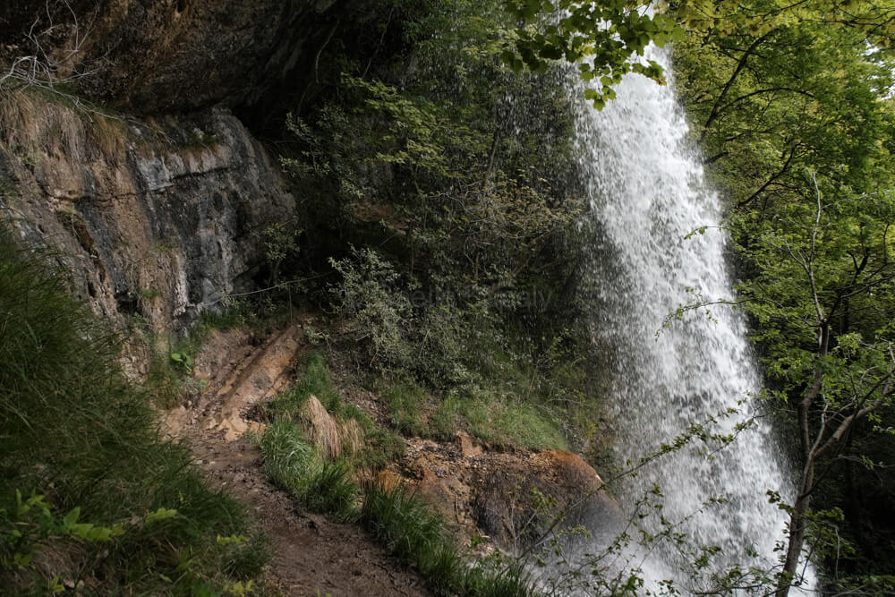 Le sentier sous la grande cascade de l'Alloix