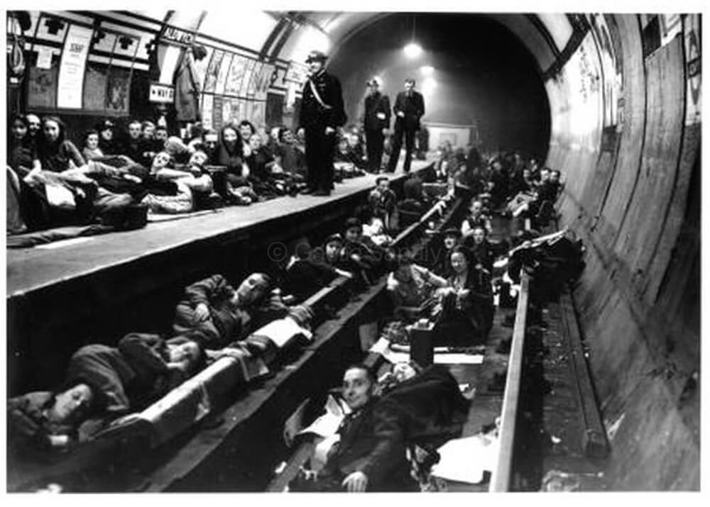 photographie d'époque: la station de métro Aldwych comme abri anti-aérien pendant les guerres mondiales