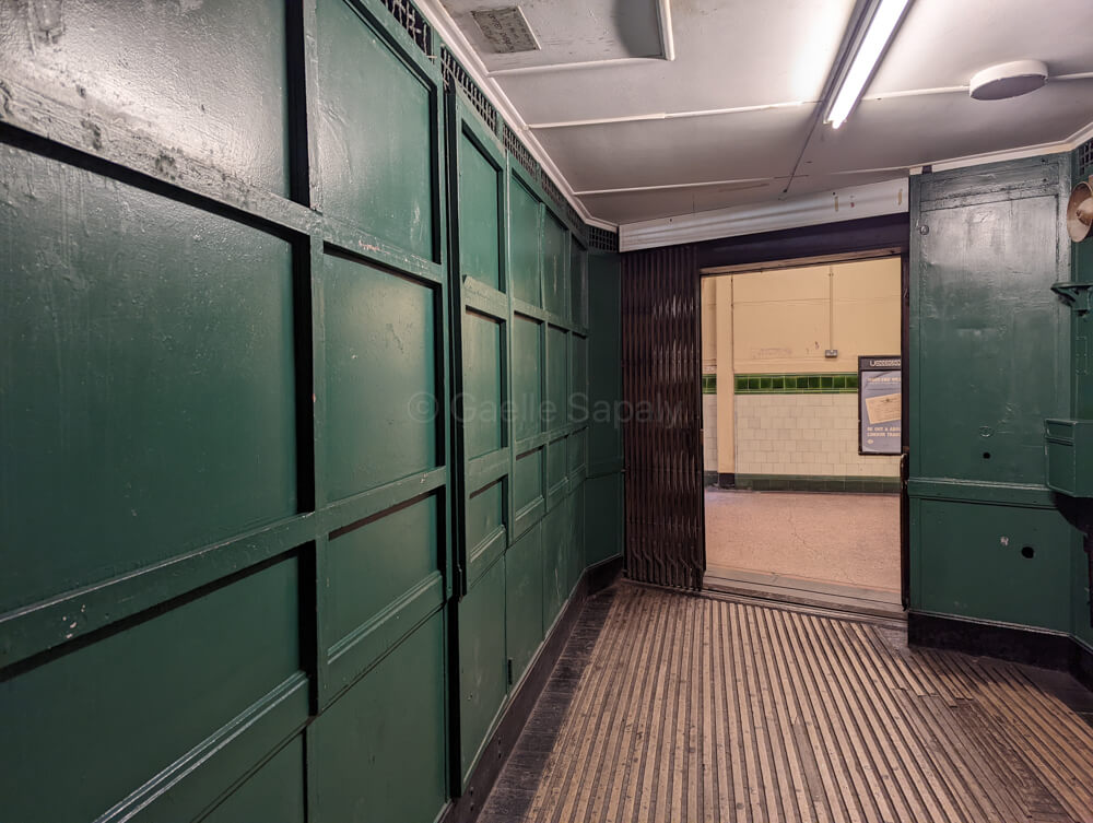 Interieur de l'ascenseur de la station de métro Aldwych
