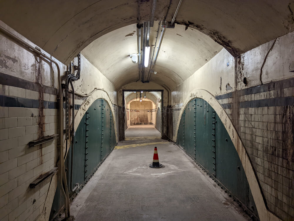 Tunnel pour rejoindre la premiere plateforme de la station de métro Aldwych