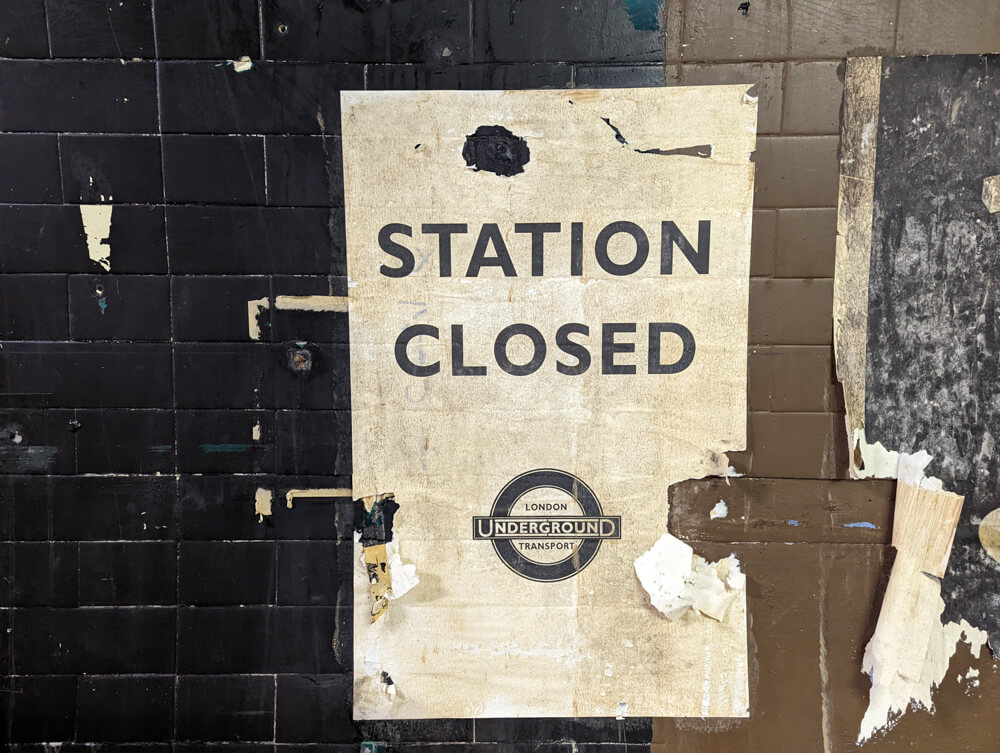 poster station de métro fermée Aldwych