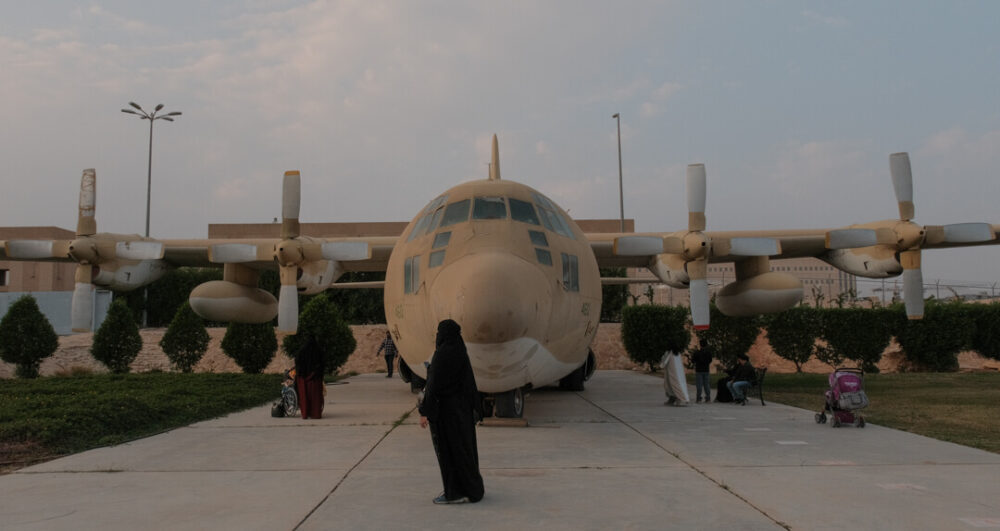 Femme devant le Lockheed C-130H Hercules